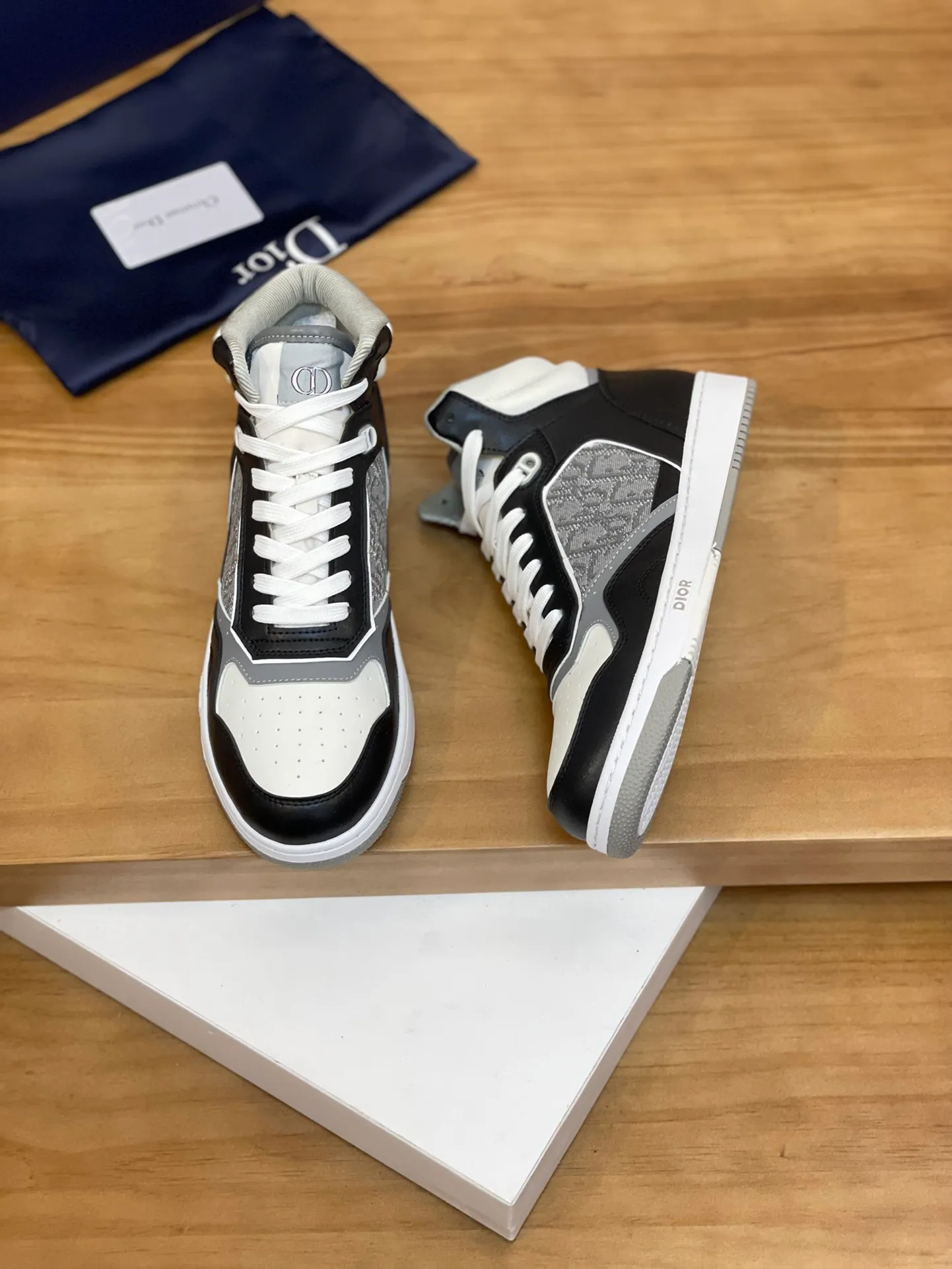 Men's shoes: 💰P460¥ Product trademark: Dior* "Dior*" high-top casual shoes Regular size: 38-44 (can be customized to 45.46) Product materials: Upper imported cowhide stitched with original fabric, breathable lining, original outsole. Number: 1006